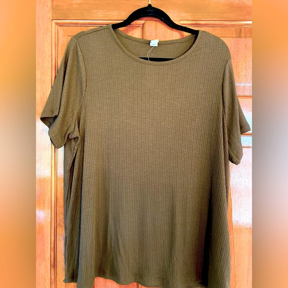 NWT Old Navy luxe t shirt. Rich brown color.